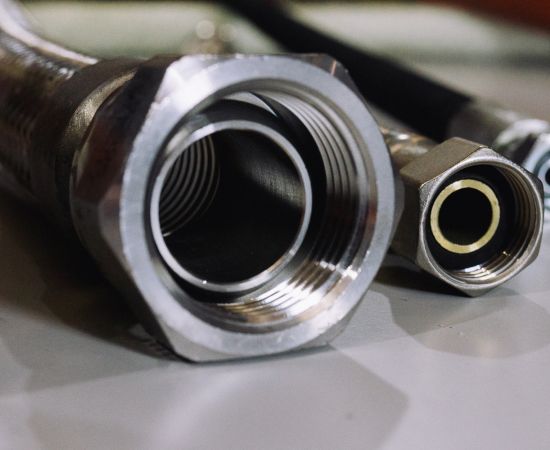 Fabricación y reparación de todo tipo de mangueras hidráulicas e industriales.